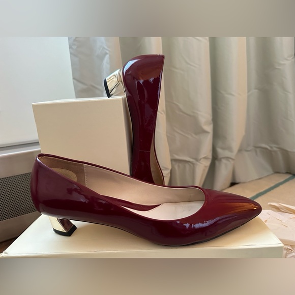 Ruby/garnet patent leather Carolinna Espinosa kitten-heel pumps, women’s size 8. - Picture 2 of 5